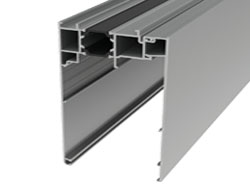 Profilo superiore in Al con TT per grandi altezze con speciale bavetta retta per pannello 9327
