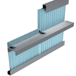 dettaglio montaggio di finestratura con piastrina in inox 4063 di aggancio al profilo rompitratta